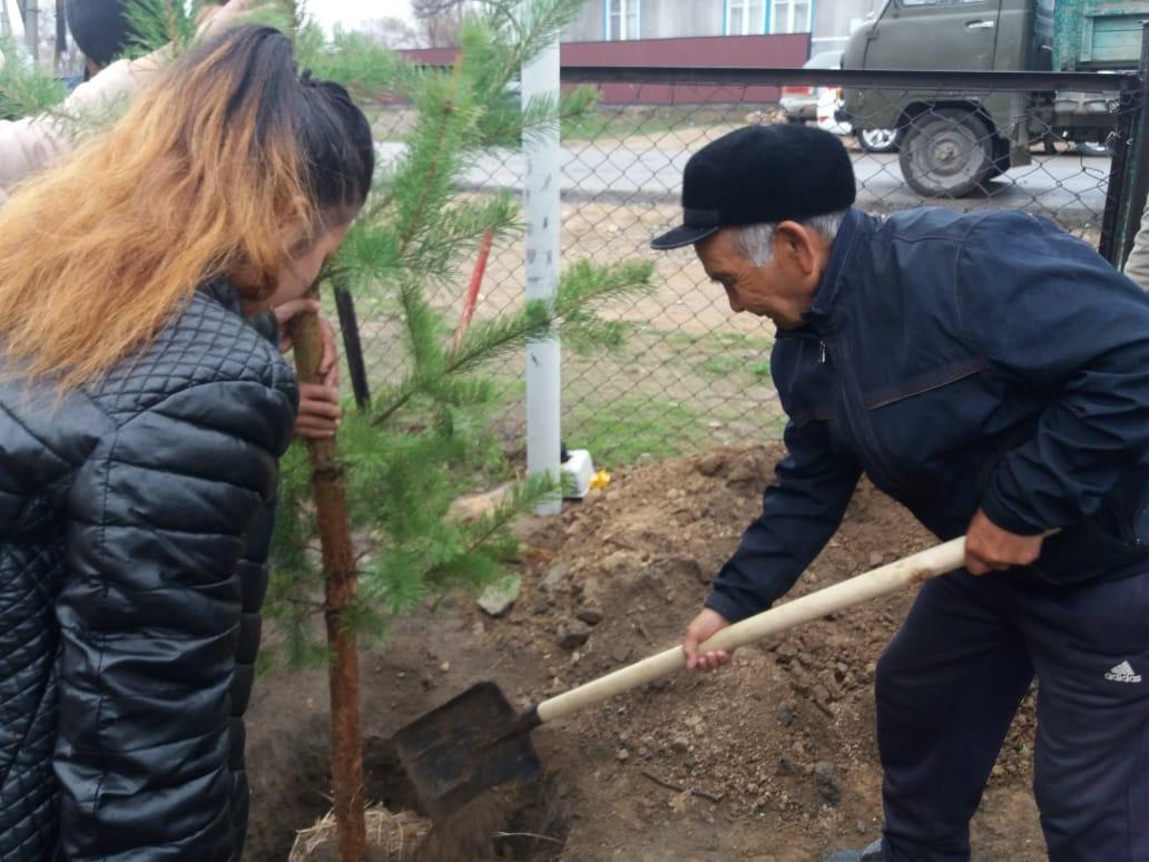 Е.Жайсаңбаев атындағы орта мектебін 40 жыл бұрын бітірген түлектерінің тартуы